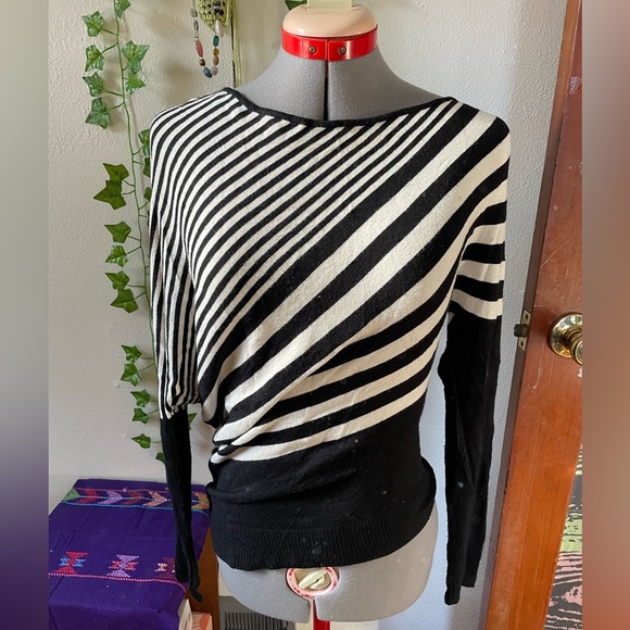 Limited asymmetrical sweatshirt - Picture 1 of 3